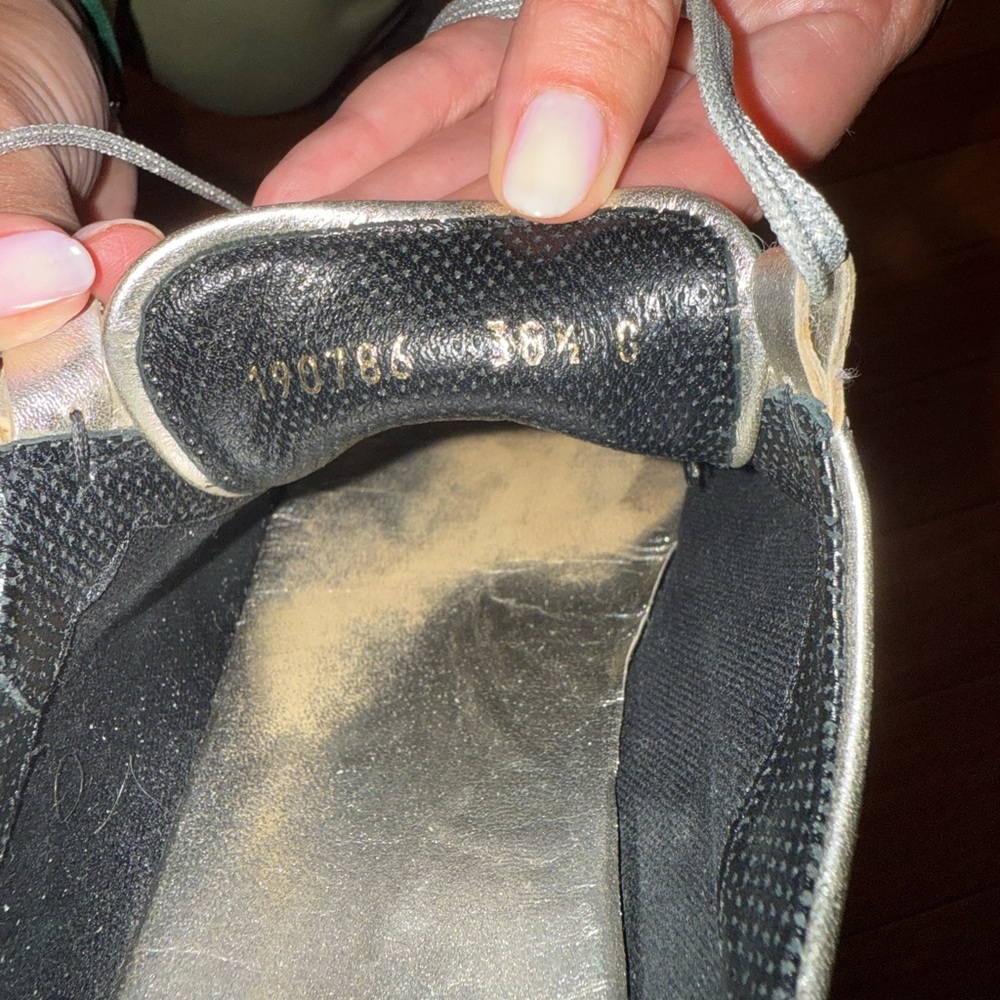 Gucci Silver Sneakers with Streamlined Design - Picture 6 of 8